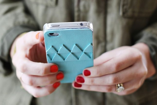 Accessorize And Decorate With These 25 DIY Phone Cases-homesthetics.net (10)
