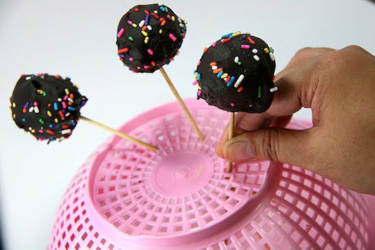 42. DISPLAY YOUR CAKE POPS ON A COLANDER