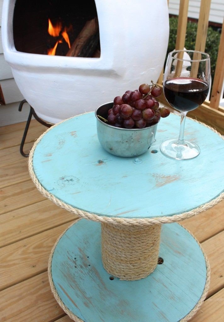 25.AN OLD CABLE ROLL CAN BE USED AS A COFFEE TABLE