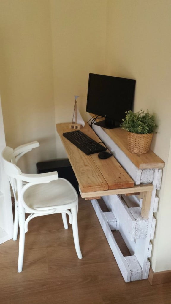 8.YOU CAN GET THIS SIMPLE CREATIVE DESK FROM A WOODEN PALLET AND 3 PIECES OF PLAIN WOOD