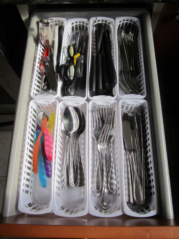 27 Ingenious DIY Cutlery Storage Solution Projects That Will Declutter Your Kitchen homesthetics storage ideas (13)