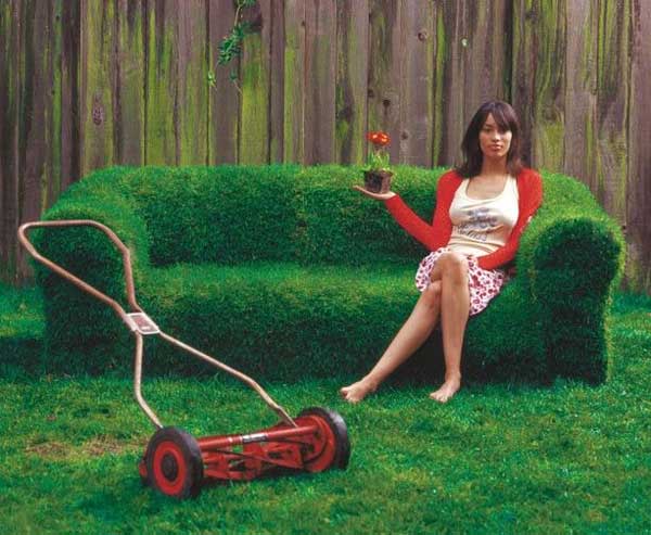 1. Creative DIY Backyard Furniture Ideas -Let the green take over