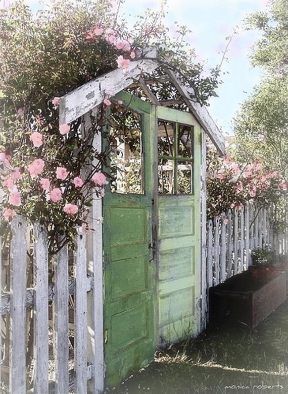 Insanely Beautiful DIY Upcycled Garden Gates That You Will Simply Adore homesthetics recycling windows and doors (1)