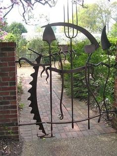 Insanely Beautiful DIY Upcycled Garden Gates That You Will Simply Adore homesthetics recycling windows and doors (10)