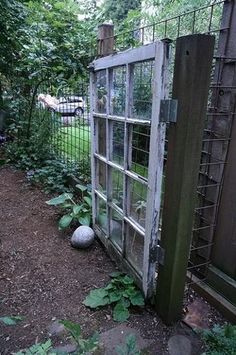 Insanely Beautiful DIY Upcycled Garden Gates That You Will Simply Adore homesthetics recycling windows and doors (15)