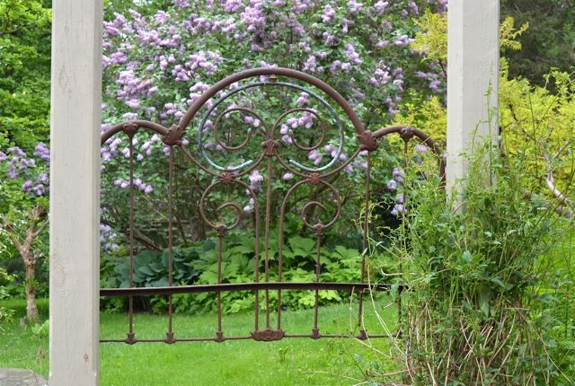 Insanely Beautiful DIY Upcycled Garden Gates That You Will Simply Adore homesthetics recycling windows and doors (17)