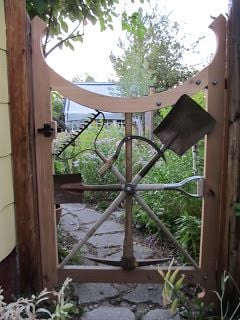 Insanely Beautiful DIY Upcycled Garden Gates That You Will Simply Adore homesthetics recycling windows and doors (21)