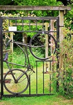 Insanely Beautiful DIY Upcycled Garden Gates That You Will Simply Adore homesthetics recycling windows and doors (3)