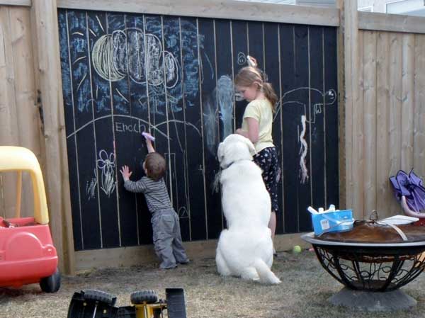 11.ENCOURAGE CREATIVITY WITH A HUGE CHALKBOARD FENCE