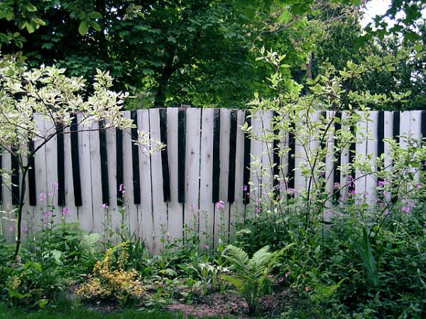 22.HIGHLY CREATIVE PIANO INSPIRED FENCE