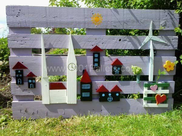 25.WOODEN PALLET BEAUTIFULLY DECORATED INTO A SENSIBLE PLAYFUL FENCE