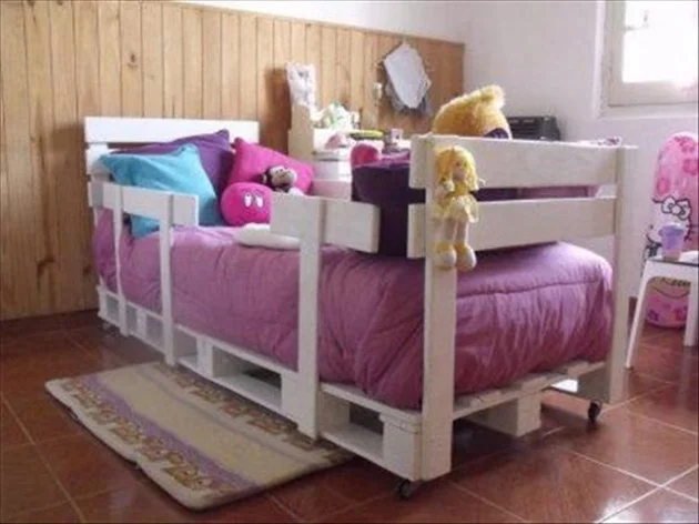 MAKE A BEAUTIFUL WOODEN PALLET CRIB FOR YOUR LITTLE LOVED ONE