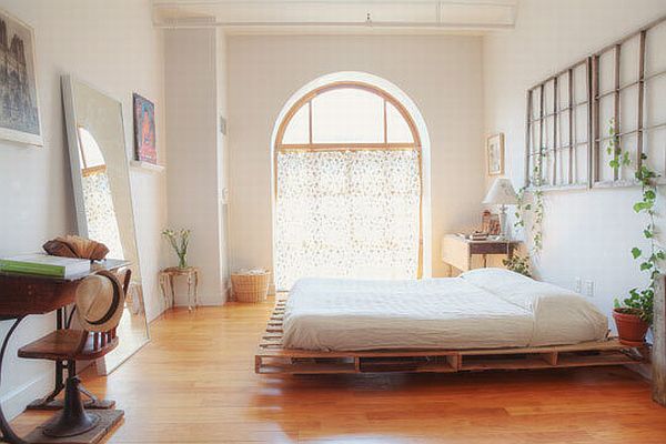#7 LUMINOUS BEDROOM WITH WOODEN PALLET BED AND UP-CYCLED OLD WINDOWS