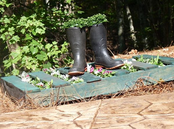 #4 WOODEN PALLET AND OLD BOOTS USED AS RUSTIC PLANTERS