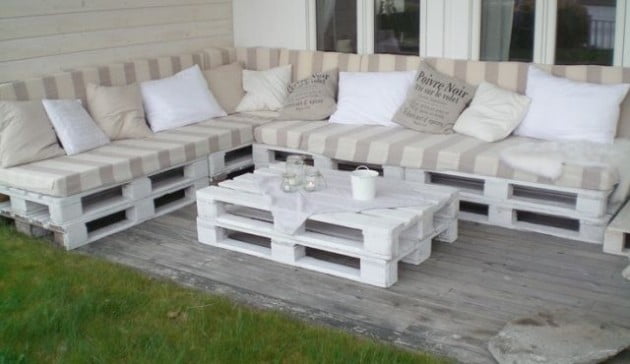 #25 COMPLETE WOODEN PALLETS PATIO SET IN WHITE