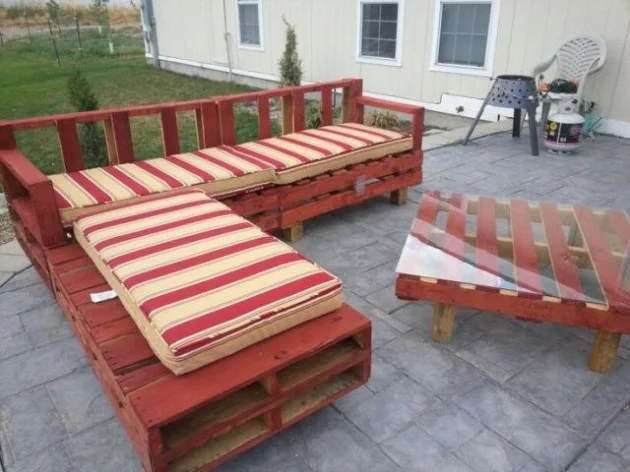 #21 WOODEN PALLET COUCH AND COFFEE TABLE WEARING RED
