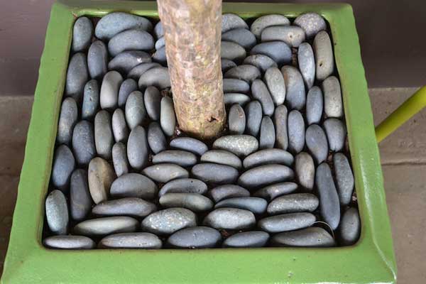 36 Examples on How to Use River Rocks in Your Decor Through DIY Projects homesthetics river rocks diy projects (21)