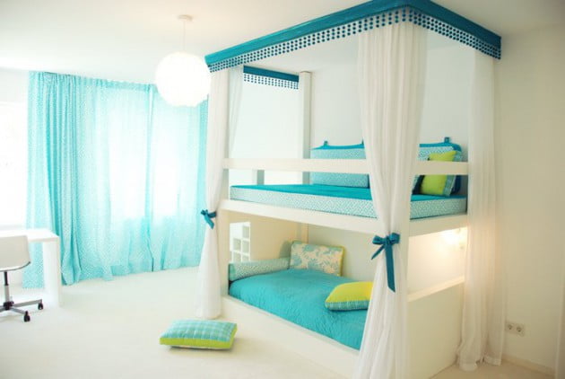 #10 Overlapped Canopy Bed in Airy Bedroom Design