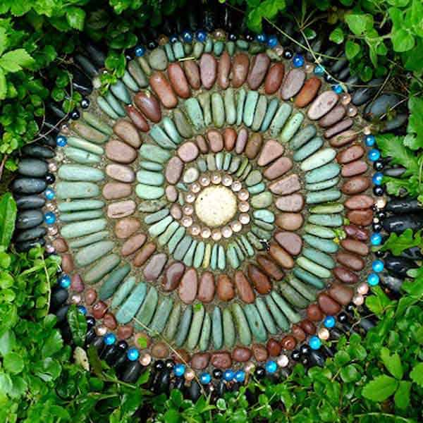 23 Mesmerizing DIY Stepping Stones to Realize for Your Backyard homesthetics decor (11)