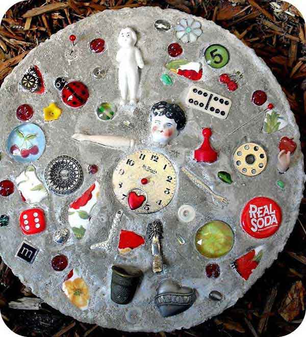 23 Mesmerizing DIY Stepping Stones to Realize for Your Backyard homesthetics decor (16)