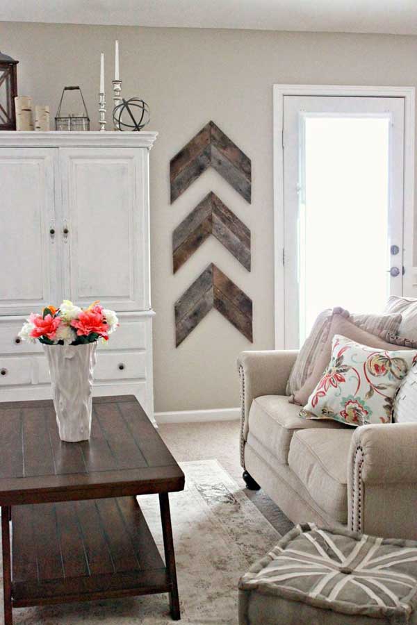 1. USE A FEW WOODEN BOARDS TO CREATE COZY AND WARM ARROW-SHAPED DECOR