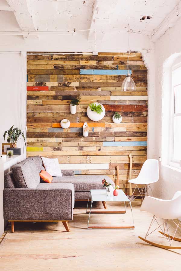 5. WOODEN PALLET PLANKS DOUBLING AS BACKGROUND FOR VERTICAL GREENERY IN AIRY DECOR