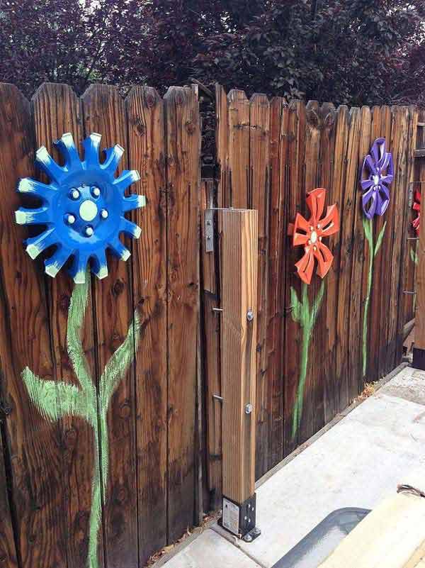 Get Creative With These 23 Fence Decorating Ideas and Transform Your Backyard homesthetics design (3)