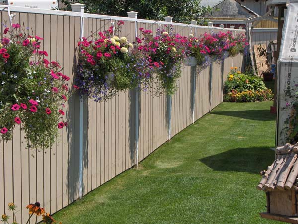 Get Creative With These 23 Fence Decorating Ideas and Transform Your Backyard homesthetics design (5)