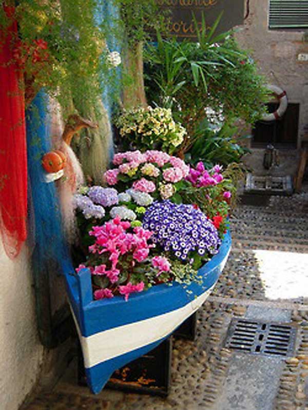 15 Insanely Beautiful and Creative Ways to Reuse Old Boats in Design homesthetics decor (13)