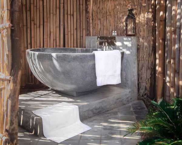 22 Natural Stone Bathtubs Emphasizing Their Spatialities homesthetics cool bathrooms (13)