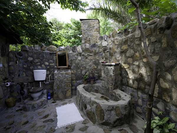 22 Natural Rock Bathtubs Emphasizing Their Spatialities homesthetics cool bathrooms (21)