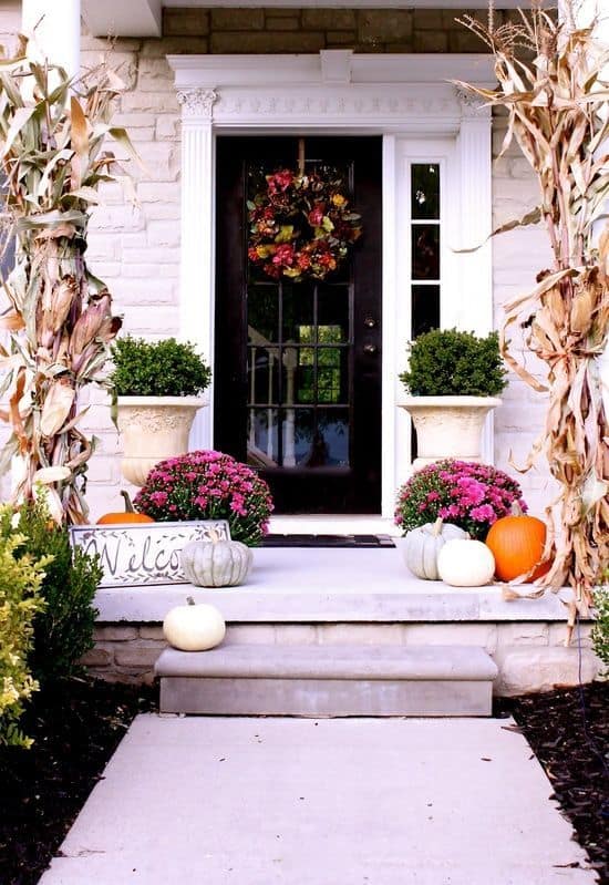 26 Mesmerizing and Welcoming Small Front Porch Design Ideas (2)