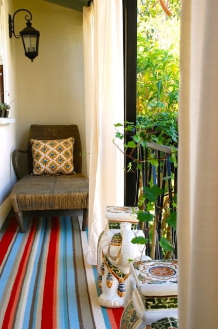 26 Mesmerizing and Welcoming Small Front Porch Design Ideas (6)