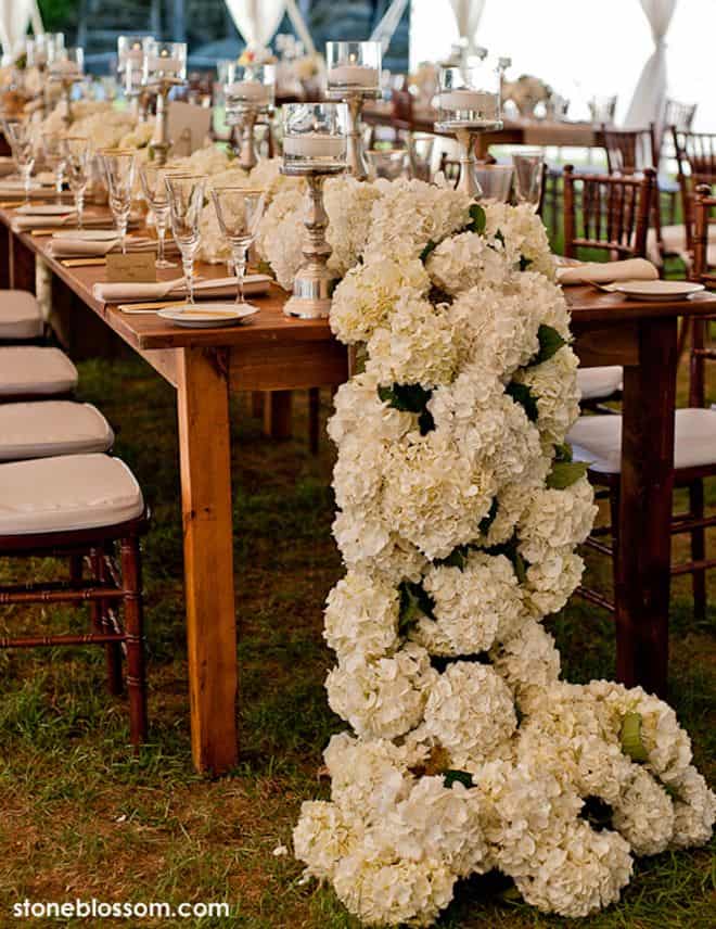 17 Do-it-yourself Elegantly Made Centerpieces For A Winter Wedding (21)