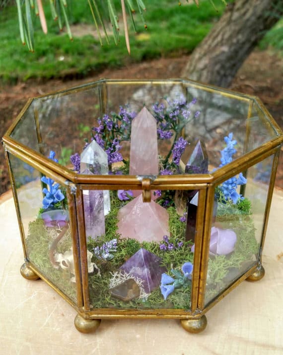 17. GET CREATIVE AND DISPLAY YOUR CRYSTAL COLLECTION IN A GLASS COFFEE TABLE