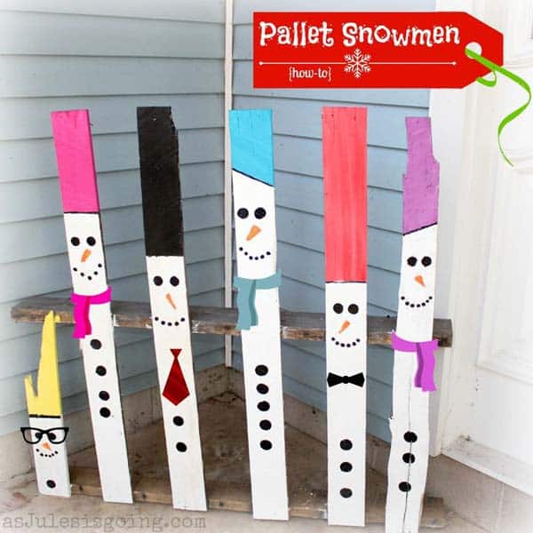 #22 YOU CAN CREATE PALLET SNOWMEN FOR YOUR PORCH