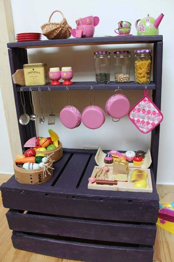 #5 USE WOODEN PALLETS TO CREATE A COOKING STATION MASTERPIECE FOR KIDS