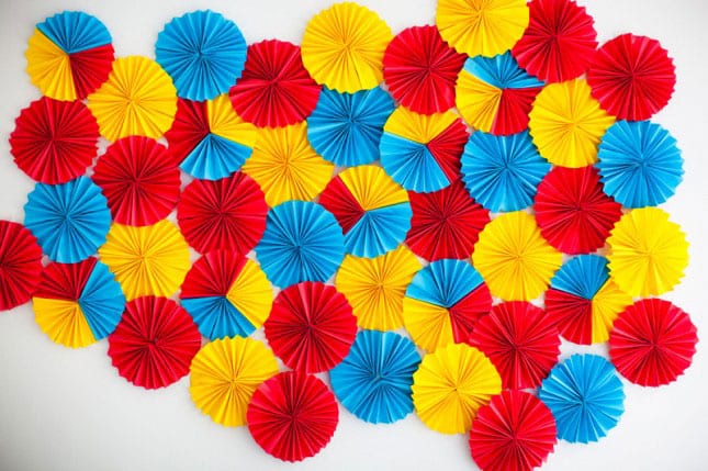 #8 ADD COLOR TO ANY ROOM WITH THIS EASY DIY WALL ART IDEA WITH PAPER ROSETTES