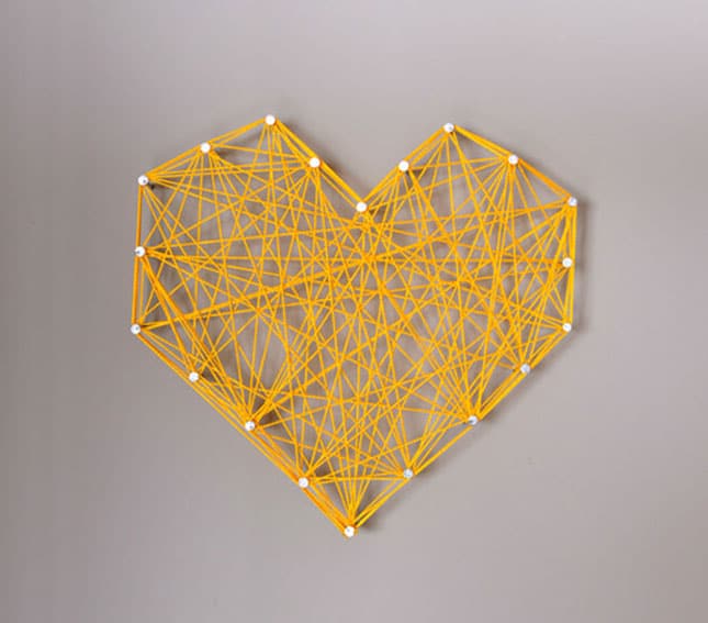 #20 RUBBER BAND HEART SHAPED WALL ART IDEA IN ANY COLOR FOR A BLANK CANVAS