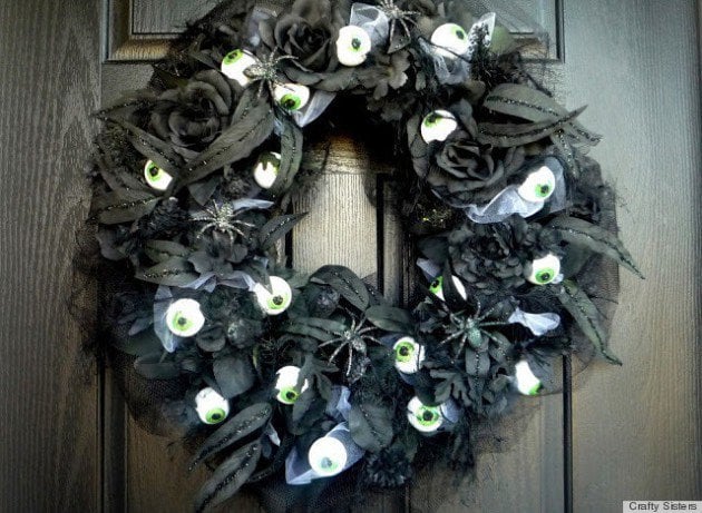 15 Mysterious and Chilling Halloween Wreath Designs To Realize homesthetics halloween decor (1)