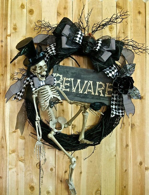 15 Mysterious and Chilling Halloween Wreath Designs To Realize homesthetics halloween decor (10)