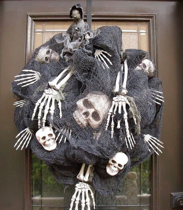 15 Mysterious and Chilling Halloween Wreath Designs To Realize homesthetics halloween decor (11)