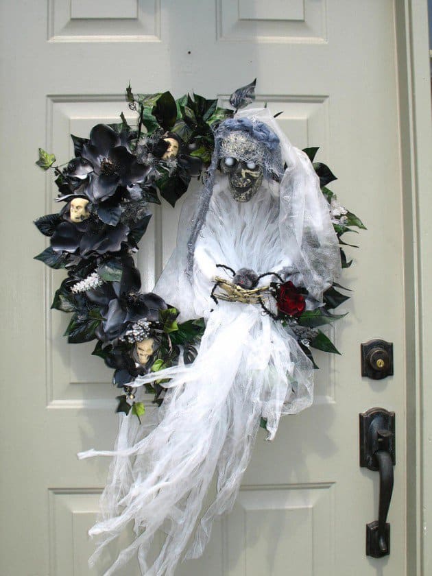 15 Mysterious and Chilling Halloween Wreath Designs To Realize homesthetics halloween decor (12)