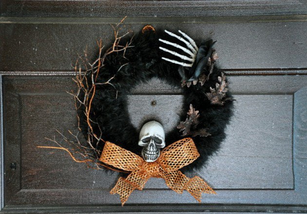 15 Mysterious and Chilling Halloween Wreath Designs To Realize homesthetics halloween decor (14)