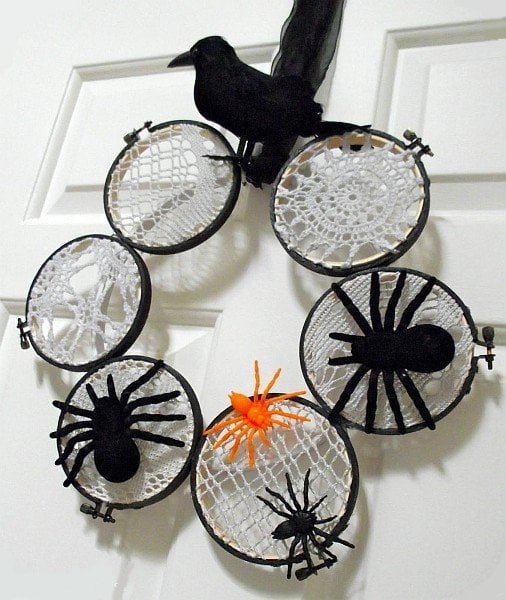15 Mysterious and Chilling Halloween Wreath Designs To Realize homesthetics halloween decor (15)