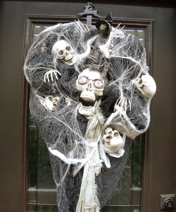 15 Mysterious and Chilling Halloween Wreath Designs To Realize homesthetics halloween decor (2)