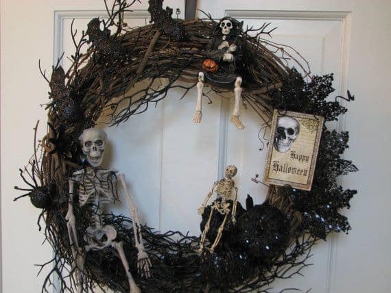 15 Mysterious and Chilling Halloween Wreath Designs To Realize homesthetics halloween decor (4)