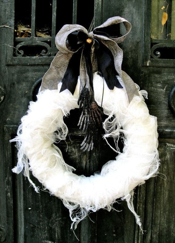 15 Mysterious Chilling And Creepy Halloween Wreath Designs To Realize