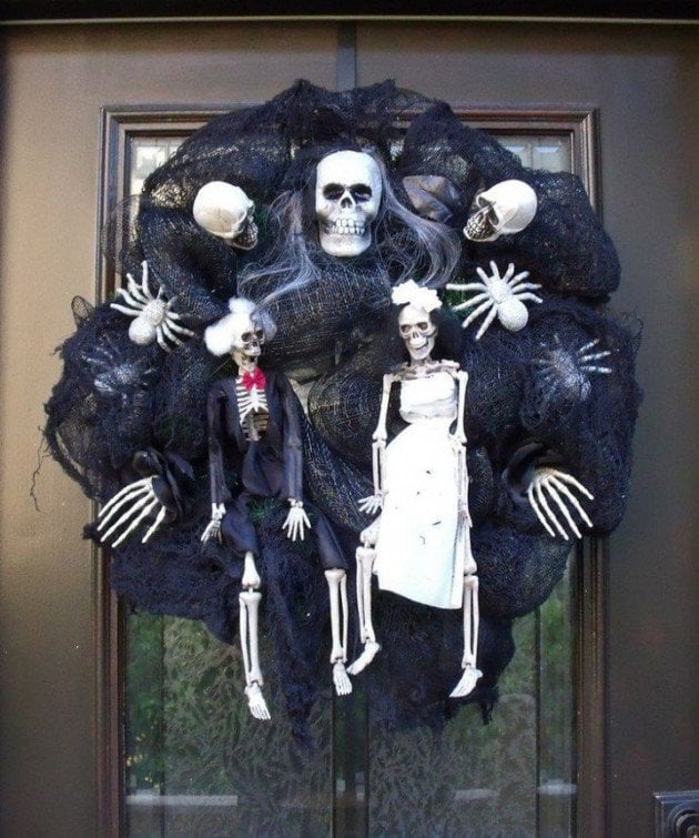 15 Mysterious and Chilling Halloween Wreath Designs To Realize homesthetics halloween decor (6)