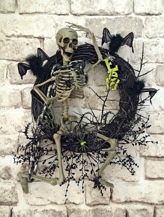 15 Mysterious and Chilling Halloween Wreath Designs To Realize homesthetics halloween decor (8)